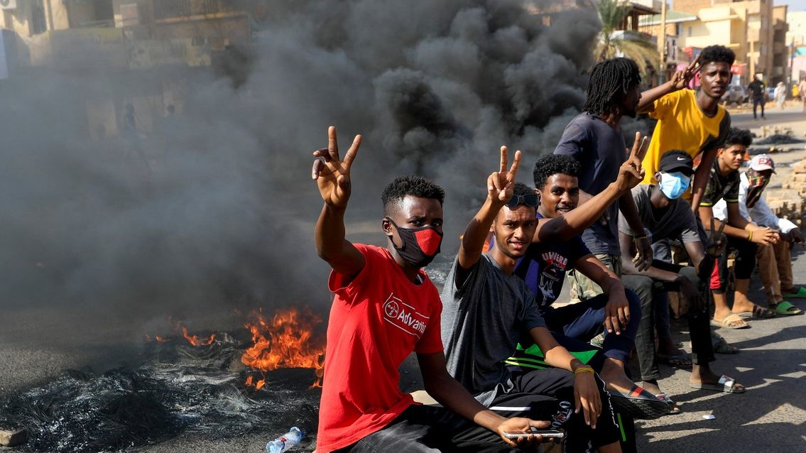 Fotky vojenského puče v Súdánu: Lidé v ulicích, kouř, zvuky střelby